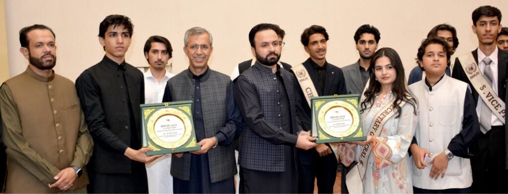 بلوچستان سرمایہ کاری بورڈ کے وائس چیئرمین بلال خان کاکڑ، سیکرٹری تعلیم لعل جان جعفر اور سی ای او قائم لاشاری کو بی ایم یو این کی اختتامی تقریب میں شیلڈز پیش کی جا رہی ہیں