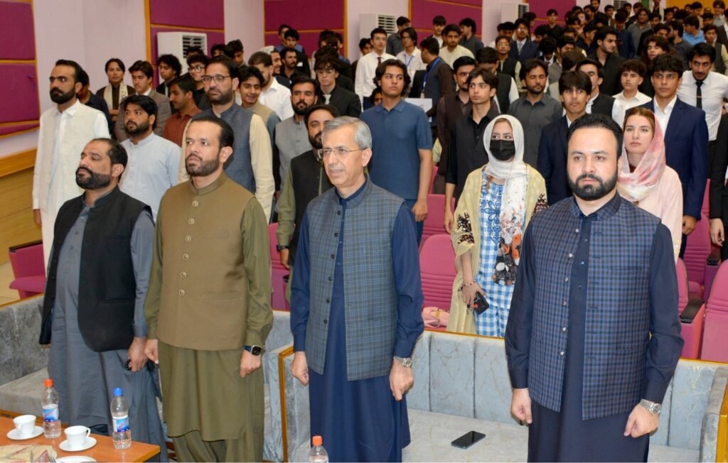بلوچستان سرمایہ کاری بورڈ کے وائس چیئرمین بلال خان کاکڑ، سیکرٹری تعلیم لعل جان جعفر اور سی ای او قائم لاشاری بلوچستان ماڈرن یونائیٹڈ نیشن کی اختتامی تقریب کے موقع پر قومی ترانے کے احترام میں کھڑے ہیں