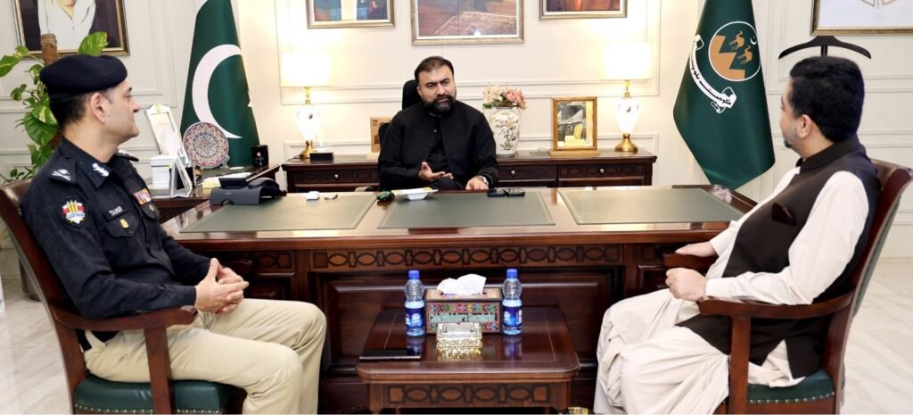 وزیراعلیٰ بلوچستان میر سرفراز بگٹی سے صوبائی وزیر داخلہ میر ضیاء اللہ لانگو اور آئی جی پولیس بلوچستان محمد طاہر خان ملاقات کر رہے ہیں