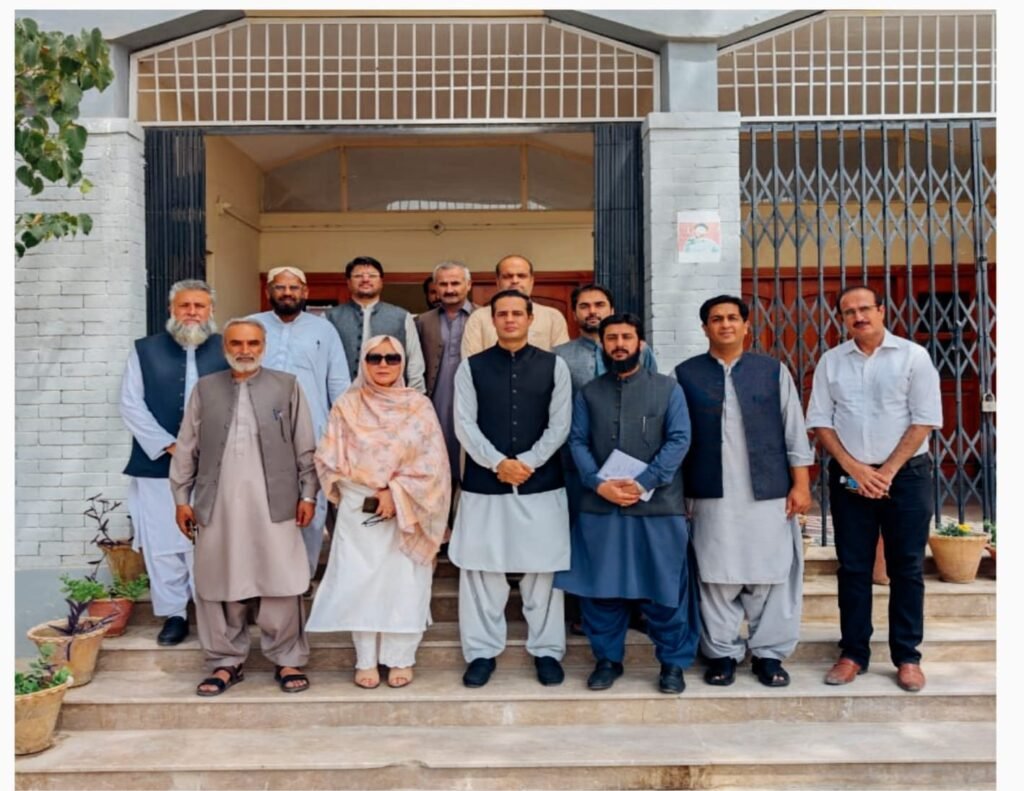 ایم ڈی بی ٹیوٹا کیپٹن (ر) عبدالکبیر زرکون کا گورنمنٹ کالج آف ٹیکنالوجی کے دورے کے موقع پر اسٹاف کے ہمراہ گروپ فوٹو