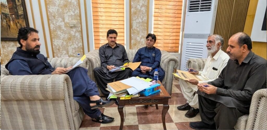 Naseerabad: Commissioner o promotion committee ke chairman Salahuddin Nurzai Revenue Department ke mulazimeen ke promotion ke hawale se munaqida ijlas ki sadarat kar rahe hain