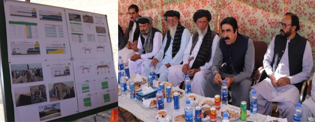 Soobai wazir Commodity Management Department o chairman Balochistan Food Authority Haji Noor Muhammad Dummar ko Khani Baba ta Ziarat ta Sanjawi road ke hawale se briefing di ja rahi hai