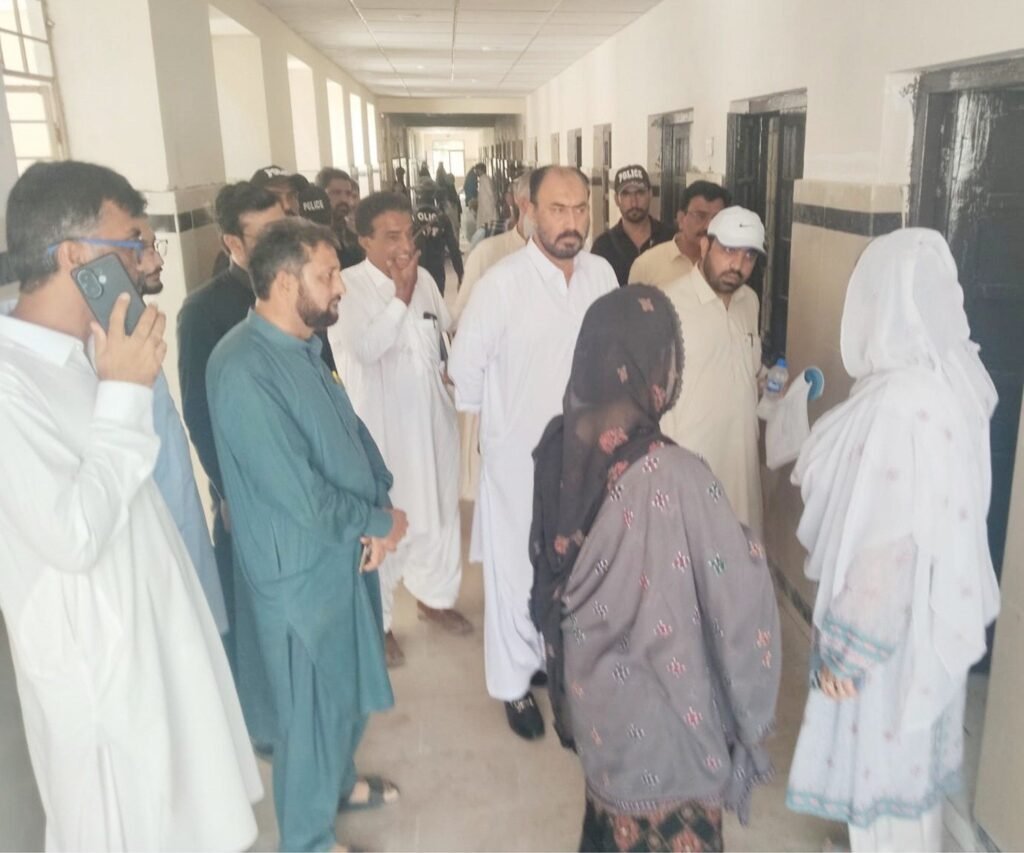 کمشنر لسبیلہ ڈویژن سائرہ عطا ڈی ایچ کیو ہسپتال اوتھل کا دورہ کر رہی ہیں