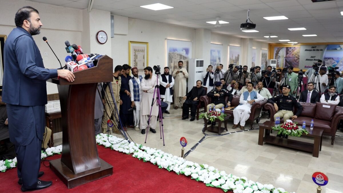 سرفراز بگٹی کی نواں کلی طیارہ حادثے میں جانیں بچانے والے نوجوان حکمت اللہ سے ملاقات