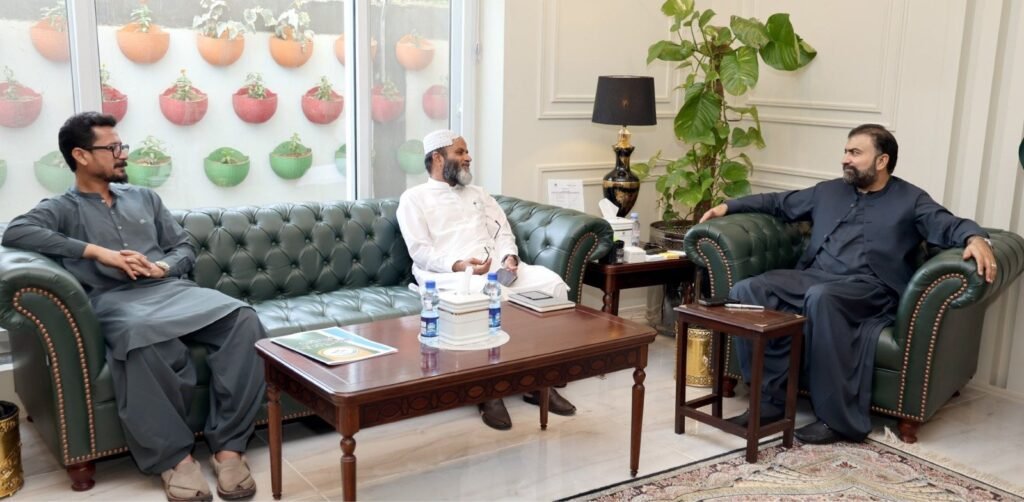Chief Minister Balochistan Mir Sarfraz Bugti se member Provincial Assembly Maulana Hidayat ur Rehman mulaqat kar rahe hain
