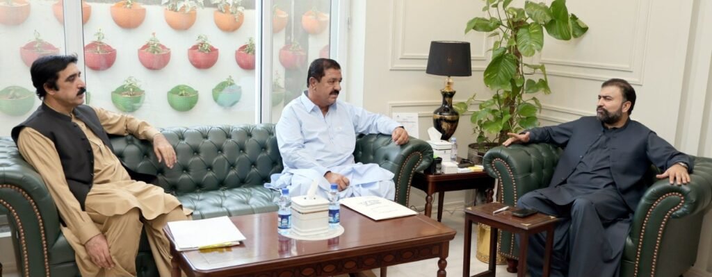 Chief Minister Balochistan Mir Sarfraz Bugti se provincial minister Haji Noor Muhammad Dummar aur chairman Union Council Ziarat Muhammad Akbar Khan Kakar mulaqat kar rahe hain