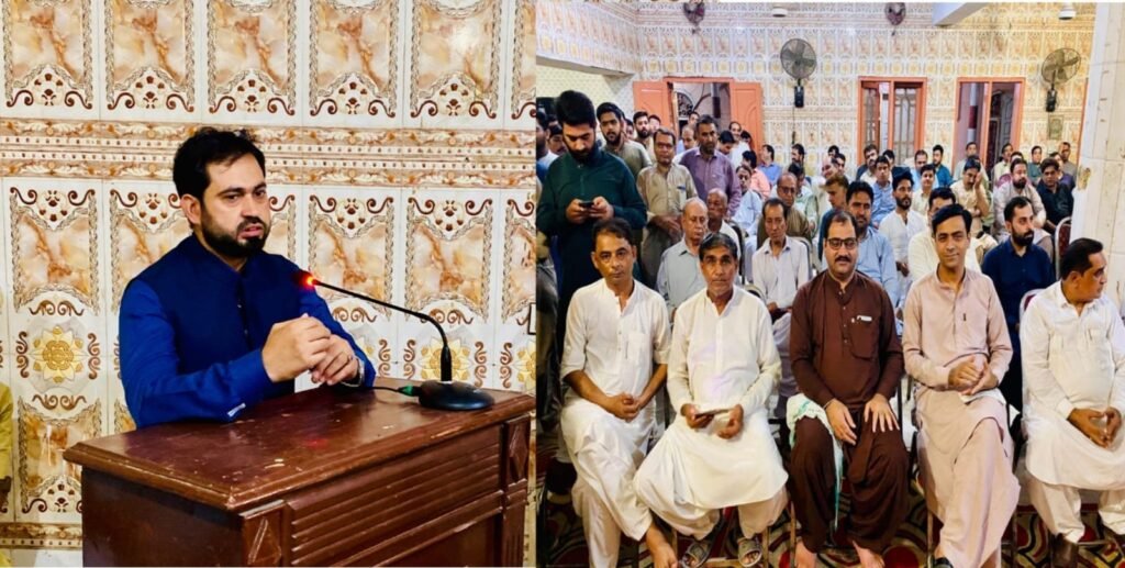 ڈپٹی کمشنر نصیرآباد وریندر لعل ہندو پنچایت کے نومنتخب عہدیداران کے سلسلے میں منعقدہ تقریب سے خطاب کر رہے ہیں