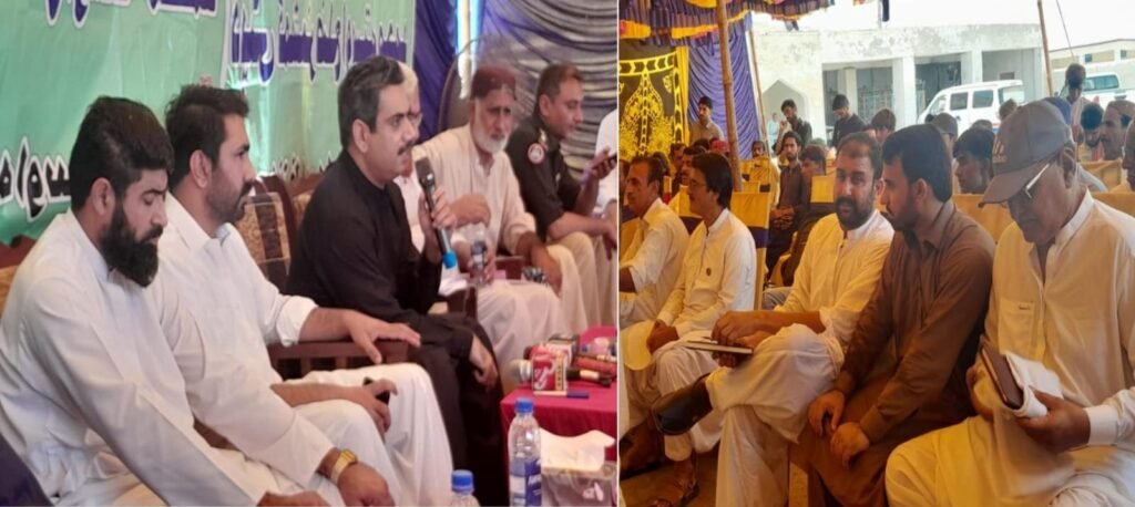 ڈپٹی کمشنر استا محمد محمد رمضان پلال کھلی کچہری میں لوگوں کے سوالات کے جواب دے رہے ہیں