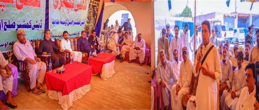 ڈپٹی کمشنر محمد رمضان پلال کھلی کچہری میں لوگوں کے مسائل سن رہے ہیں