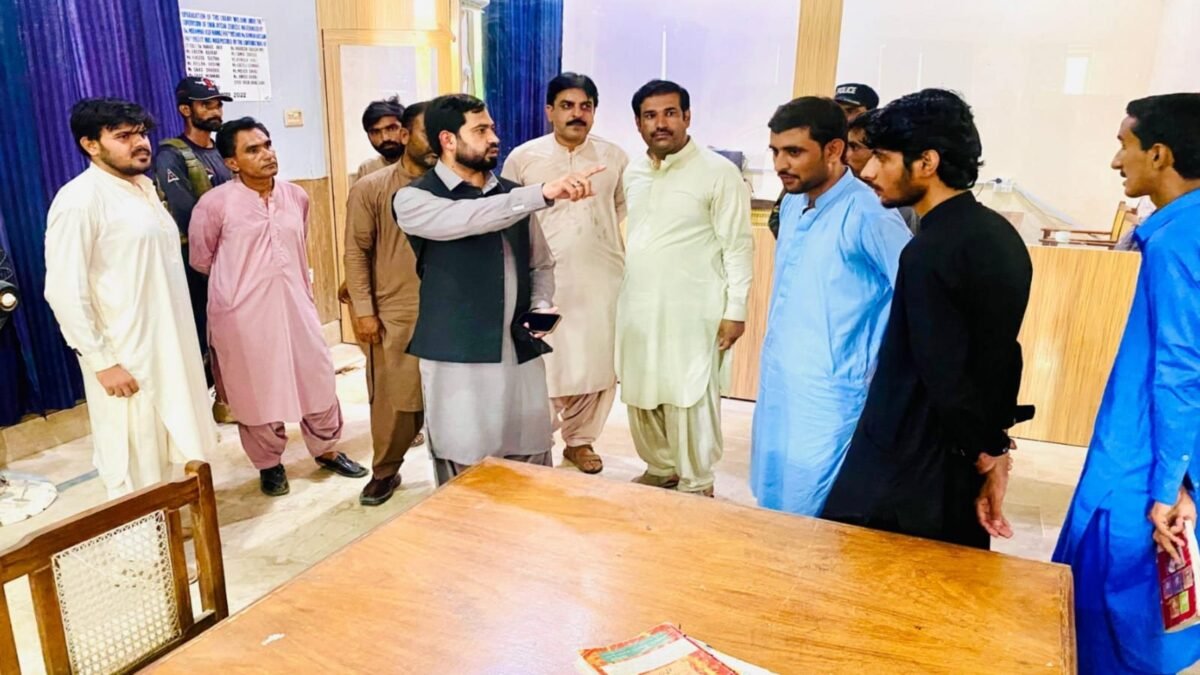 ڈپٹی کمشنر نصیرآباد وریندر لعل کا ڈسٹرکٹ لائبریری کا دورہ، کھلی کچہری کے بعد بجلی اور پنکھے بحال