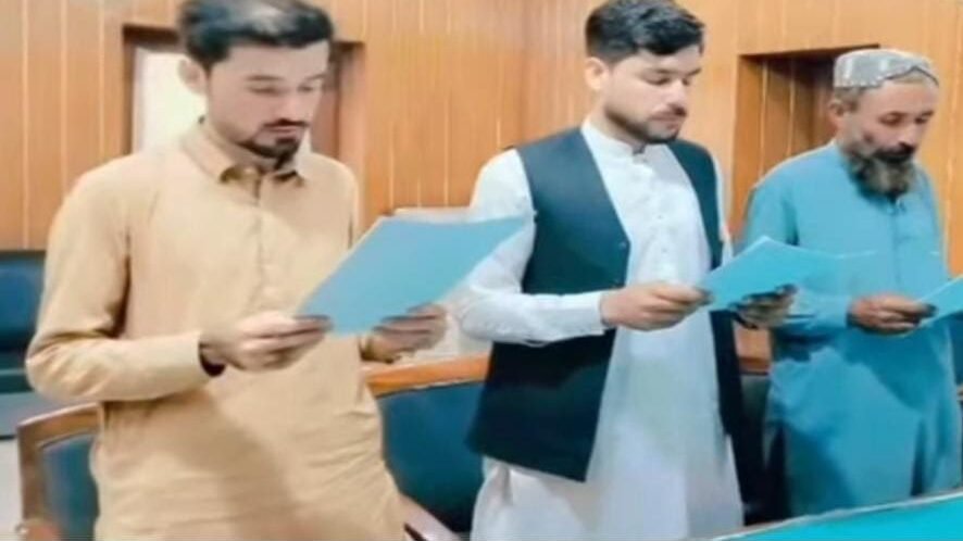 لورالائی: ایڈیشنل ڈپٹی کمشنر ریونیو محمد اسماعیل مینگل نے نومنتخب بلدیاتی کونسلرز سے حلف لیا