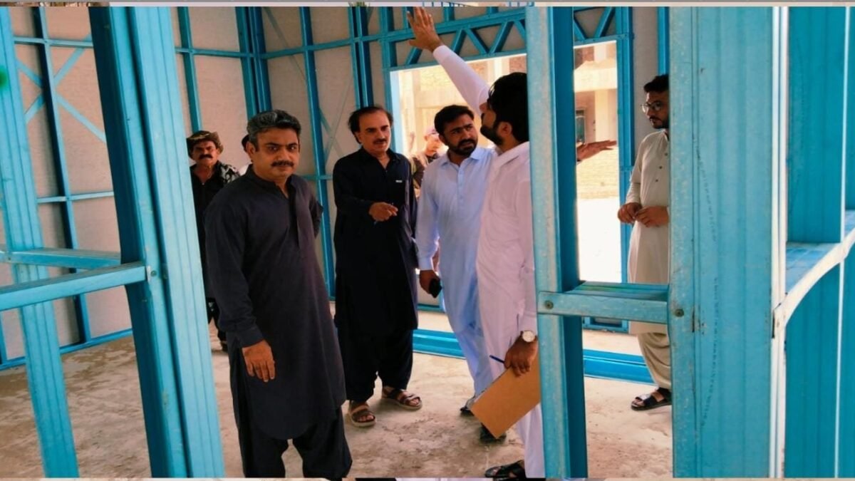 استامحمد میں سرکاری افسران کے لیے آٹھ پری فیبریکیٹڈ ہاؤسز زیر تعمیر، ڈپٹی کمشنر رمضان پلال کا دورہ