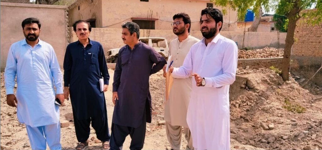 استا محمد۔ ڈپٹی کمشنر استا محمد محمد رمضان پلال ایکسین بلڈنگز محمد لیسین کے ہمراہ زیر تعمیر پری فیبریکیٹڈ کمروں کا تفصیلی جائزہ لے رہے ہیں