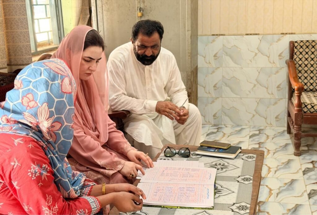 صحبت پور۔ ڈپٹی کمشنر فریدہ ترین گورنمنٹ گرلز ہائی سکول کے دورے کے موقع پر حاضری رجسٹر چیک کر رہی ہیں