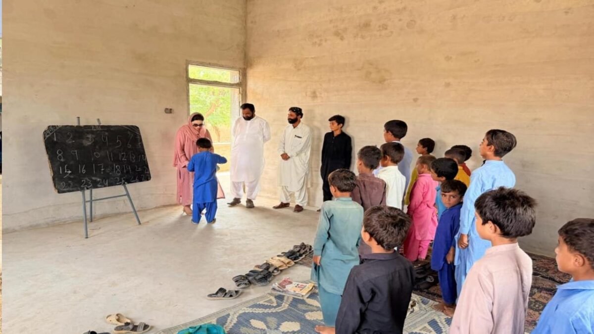 صحبت پور: ڈپٹی کمشنر فریدہ ترین کا گورنمنٹ بوائز پرائمری سکول گوٹھ عبدالفتح کھوسہ کا دورہ، طلبہ سے سوالات