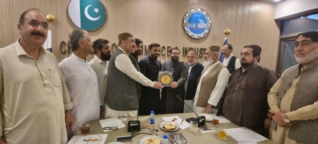 Quetta, Metropolitan Corporation ke Administrator Bashir Ahmed Barech Chamber of Commerce and Industry ke daure ke mauqe par sadr Muhammad Ayub Brohi ko yadgari shield pesh kar rahe hain