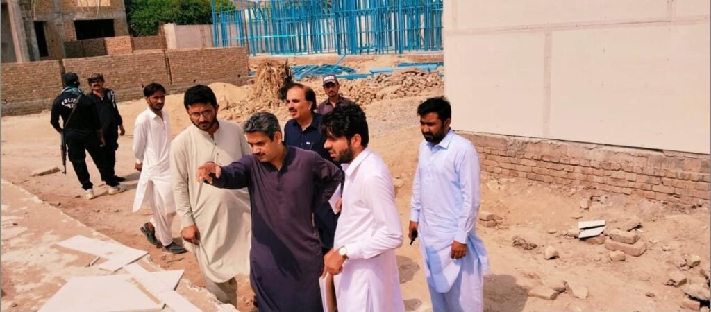 استا محمد۔ ڈپٹی کمشنر استا محمد محمد رمضان پلال ایکسین بلڈنگز محمد لیسین کے ہمراہ زیر تعمیر پری فیبریکیٹڈ کمروں کا تفصیلی جائزہ لے رہے ہیں