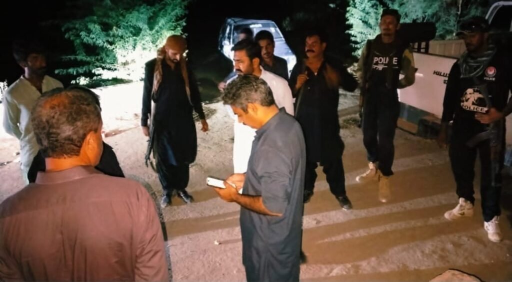 Usta Muhammad: Deputy Commissioner Muhammad Ramzan Palal ki nigrani mein XEN Kirthar Canal amle ke humrah Qabu Distributary par zarai pani ki taqseem-e-kaar ka amal jari hai
