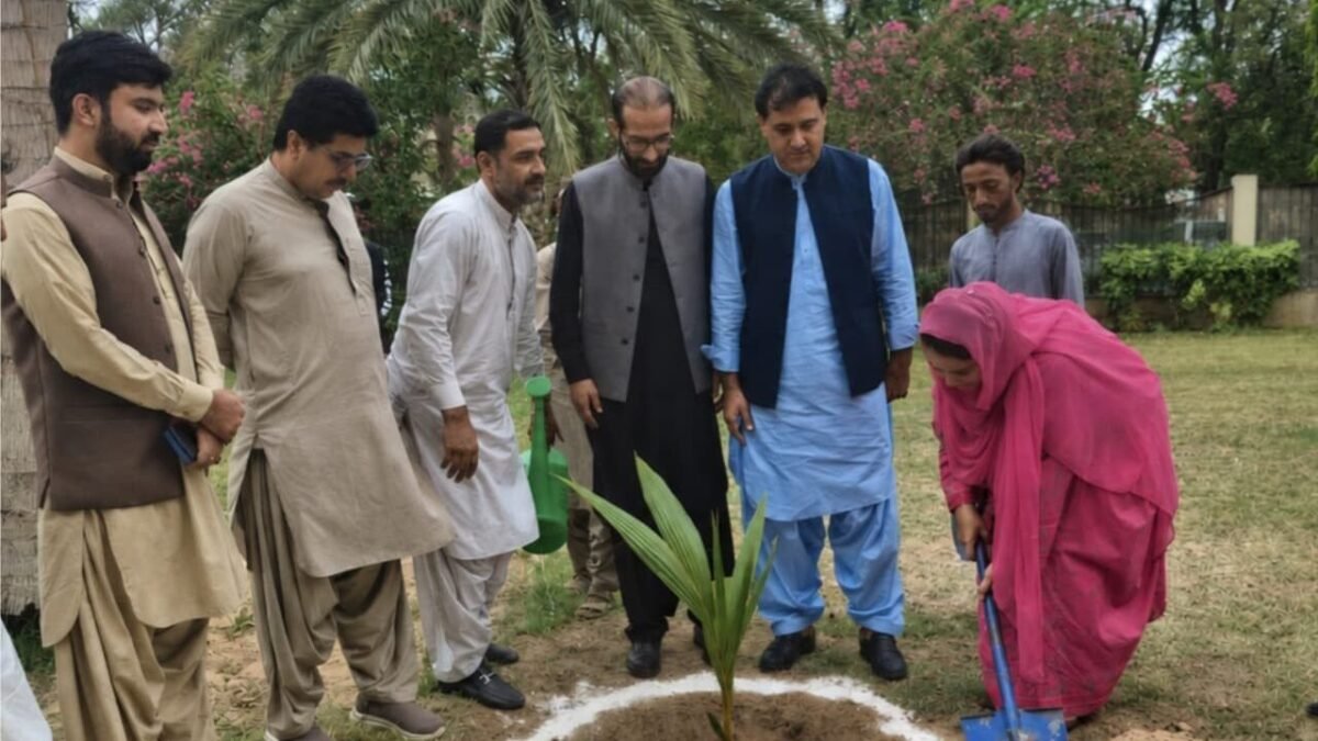 حب: کمشنر لسبیلہ سائرہ عطاء نے لیڈا میں پودا لگا کر مون سون شجرکاری مہم 2026 کا آغاز کیا
