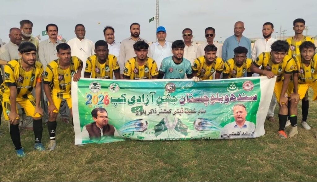 گوادر: ضلع کونسل کے چیئرمین شئے مختار سندھ بلوچستان جشن آزادی کپ 2026 بنام شہید ڈپٹی کمشنر ذاکر بلوچ فٹبال ٹورنامنٹ کے دونوں ٹیموں کے کھلاڑیوں سے ساتھ گروپ فوٹو