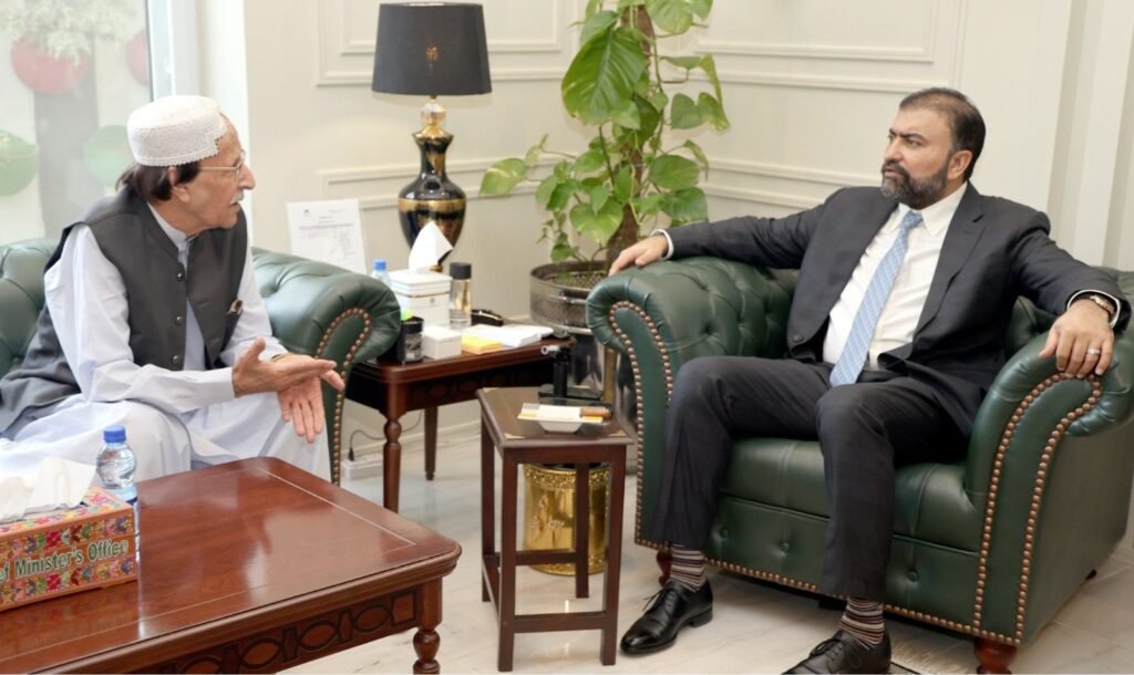 وزیر اعلیٰ بلوچستان میر سرفراز بگٹی سے پاکستان پیپلز پارٹی کے صوبائی صدر سینیٹر سردار عمر خان گورگیج ملاقات کر رہے ہیں