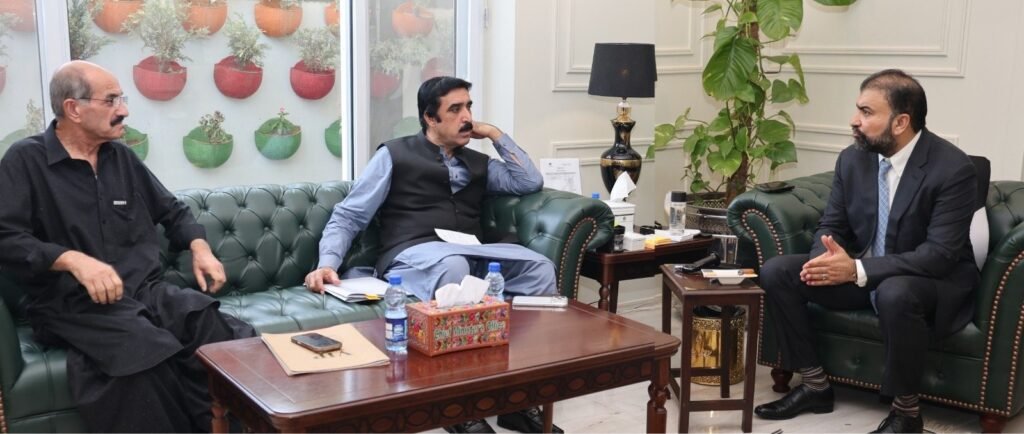وزیر اعلیٰ بلوچستان میر سرفراز بگٹی سے صوبائی وزراء نور محمد دمڑ اور سردار مسعود خان لونی ملاقات کر رہے ہیں