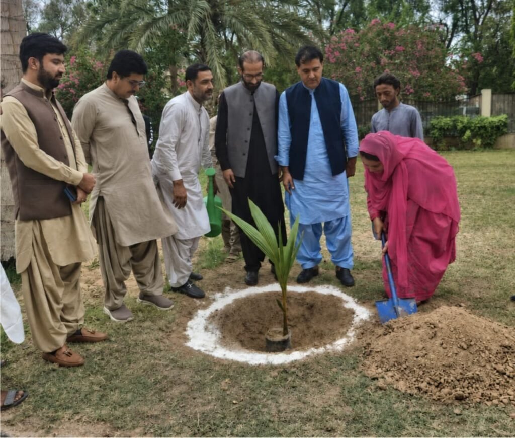حب۔ کمشنر لسبیلہ ڈویژن، محترمہ سائرہ عطاء مون سون شجرکاری مہم 2026ء کے سلسلے میں لیڈا (LEDA) کے احاطے میں پودا لگا رہی ہیں