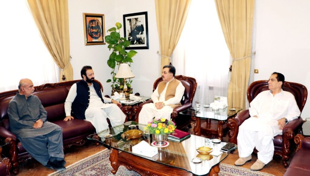 Governor Balochistan Jaffar Khan Mandokhail se sabiq soobai wazir Mujeeb ur Rehman Muhammad Hasni mulaqat kar rahe hain