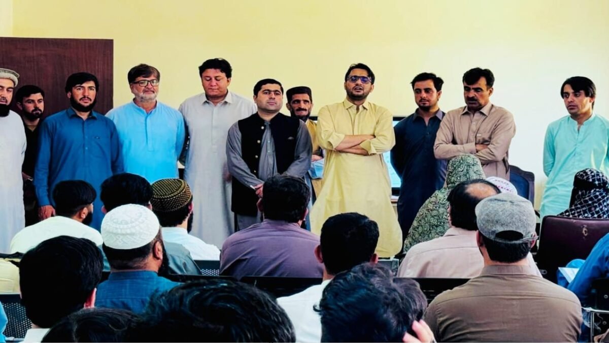 چمن: ڈپٹی کمشنر حبیب احمد بنگلزئی کا ای پی آئی ریفریشر ٹریننگ کا دورہ، ویکسینیٹرز کو ہدایات