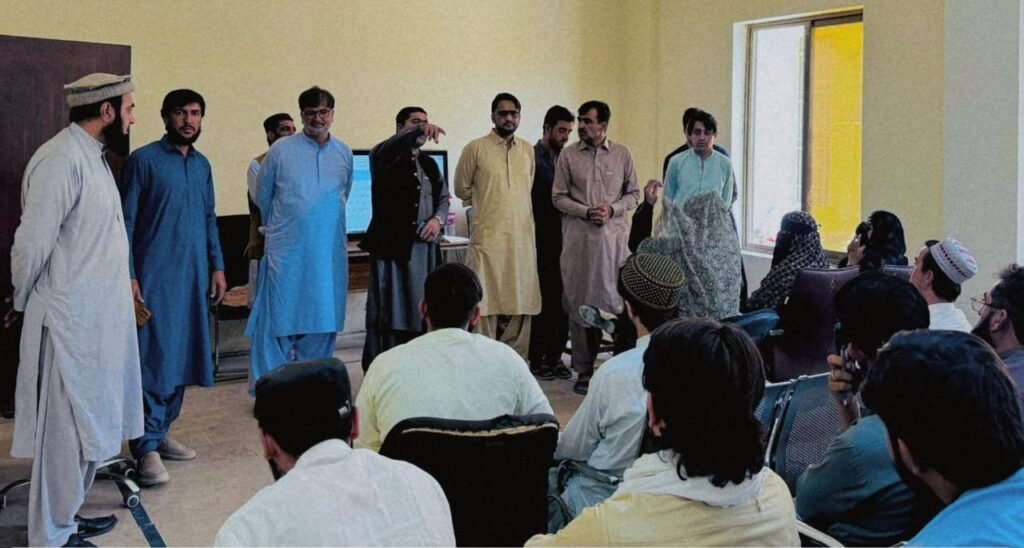 ڈپٹی کمشنر چمن حبیب احمد بنگلزئی کو ای پی آئی ریفریشر ٹریننگ کے دورے کے موقع پر ماسٹر ٹرینرز تربیتی پروگرام، نصاب، تدریسی طریقہ کار اور حفاظتی ٹیکہ کاری کے نظام سے متعلق تفصیلی بریفنگ دے رہے ہیں