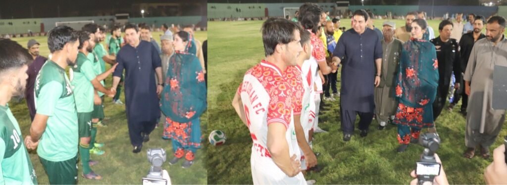Chief Minister Balochistan ki mushir bara-e-Khel o umoor-e-nawjawanan Meena Majeed Jashn-e-Azadi Football Tournament ke ibtidai match mein dono teamon ke sath taruf karwa rahi hain