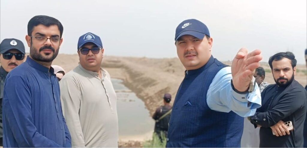 جیکب آباد: ڈپٹی کمشنر جعفرآباد خالد خان متنازعہ سم نالے کے حوالے سے ڈپٹی کمشنر جیکب آباد شہزادہ احمد ساہی سے بات چیت کر رہے ہیں