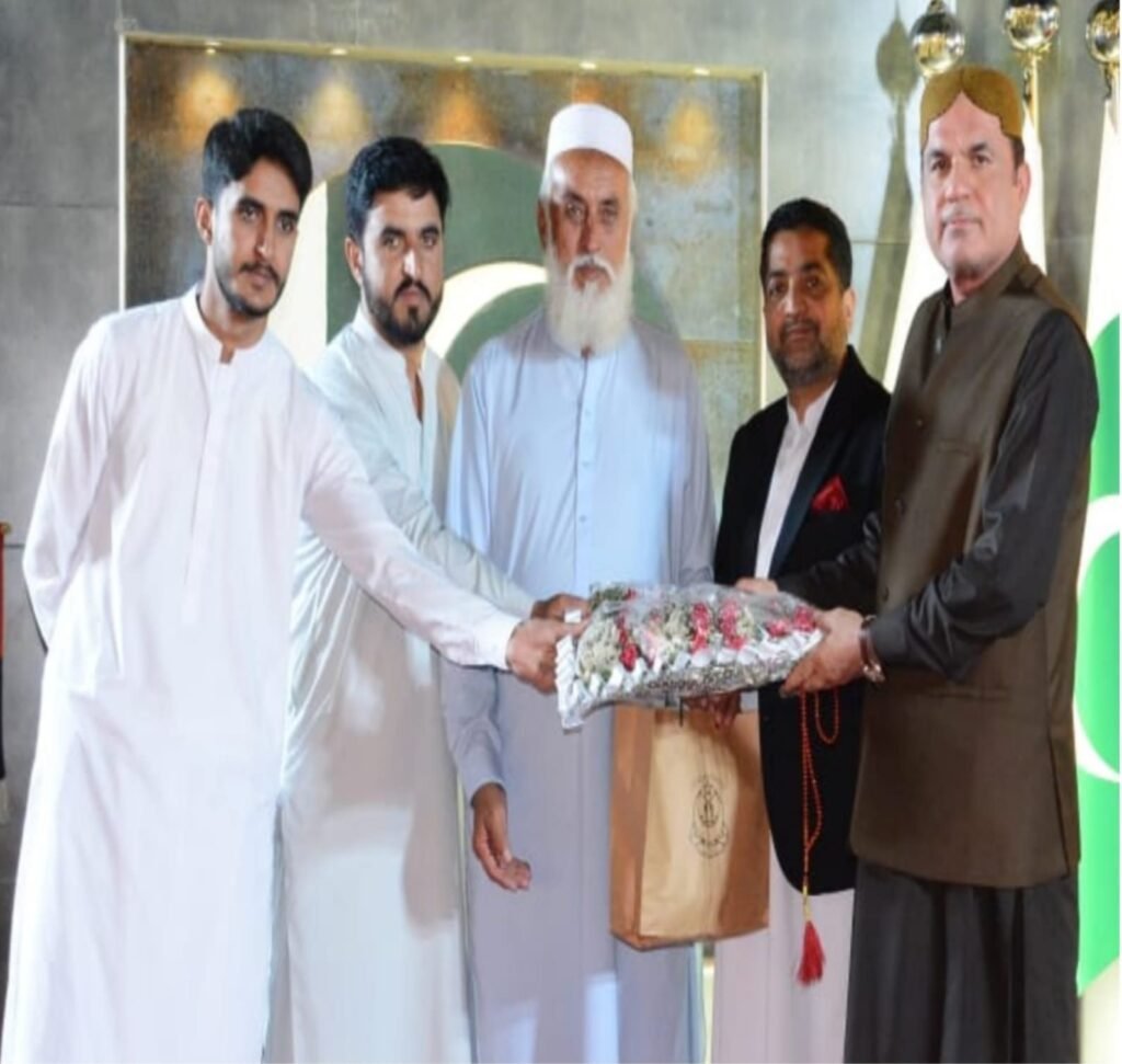 اسپیکر بلوچستان صوبائی اسمبلی کیپٹن (ر) عبدالخالق اچکزئی سینٹرل پولیس آفس کوئٹہ میں منعقدہ یوم شہداء کی تقریب کے موقع پر شہداء کے لواحقین کو تحائف دے رہے ہیں