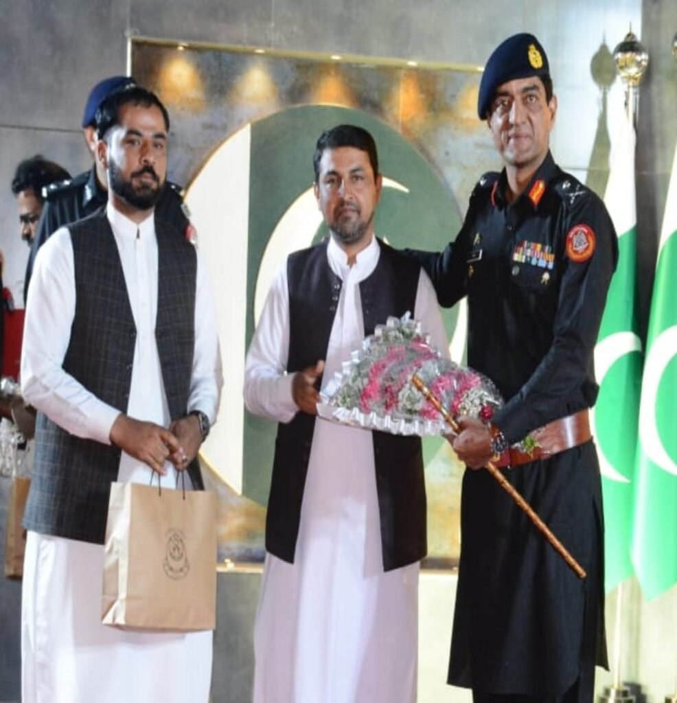 آئی جی ایف سی نارتھ عاطف مجتبیٰ سینٹرل پولیس آفس کوئٹہ میں منعقدہ یوم شہداء کی تقریب کے موقع پر شہداء کے لواحقین کو تحائف دے رہے ہیں