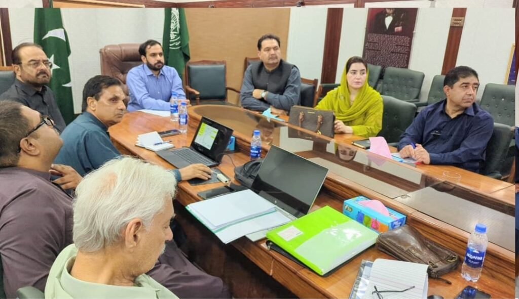 جیکب آباد: سپرنٹنڈنگ انجینئر ایریگیشن مدثر ظفر کھوسہ مین حیردین ڈرینج سسٹم کے متعلق اجلاس کو بریفنگ دے رہے ہیں