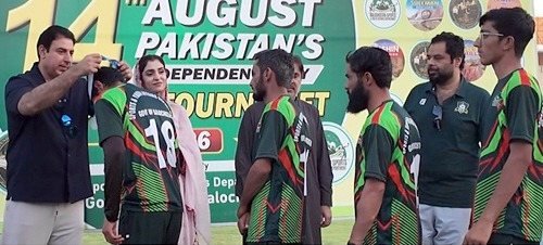 Secretary Khel Dura Baloch mehkama sports ke zer-e-ehtimam Jashn-e-Azadi Cricket Tournament ke ikhtitam par khilariyon ko medal pehna rahe hain