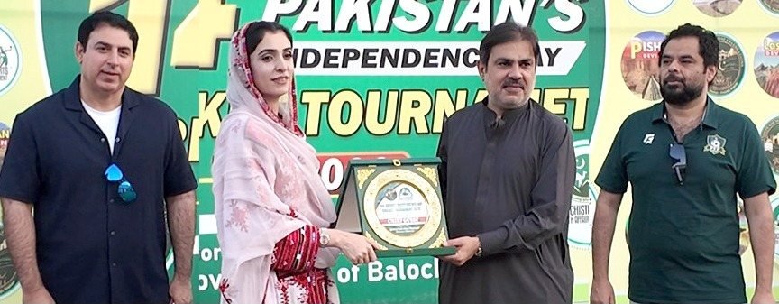 Soobai mushir Khel o Umoor-e-Naujawanan Meena Majeed Baloch, parliamentary secretary transport Mir Liaquat Lehri ko yaadgari shield pesh kar rahi hain