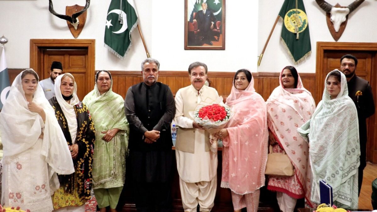 گورنر بلوچستان جعفر خان مندوخیل سے خلیل جارج کی قیادت میں مسلم لیگ ن کے اقلیتی رہنماؤں کی ملاقات