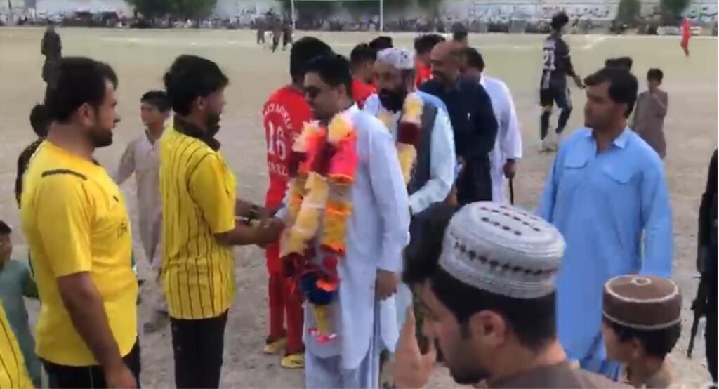 لورالائی: ضلعی انتظامیہ کی جانب سے جشنِ آزادی فٹبال ٹورنامنٹ کے سلسلے میں اسسٹنٹ کمشنر ندیم اکرم کا کھلاڑیوں کے ساتھ تعارف کرایا جا رہا ہے