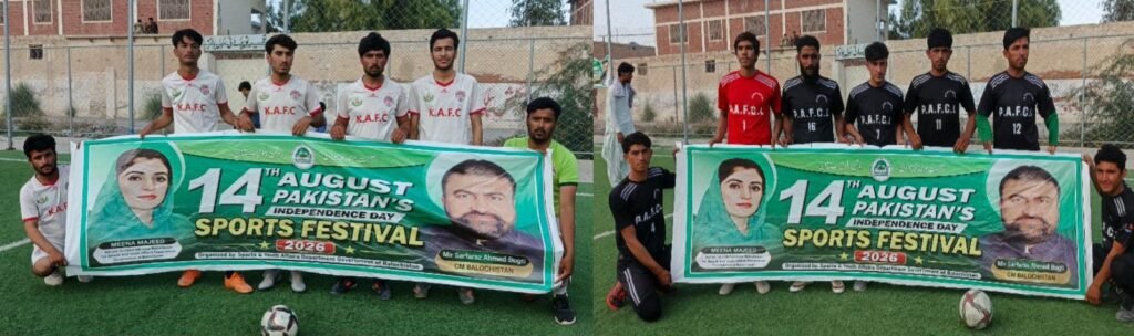 Loralai: Yaum-e-Azadi Sports Festival ke silsile mein futsal ground mein khilariyon ka group photo