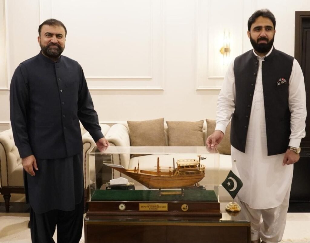 وزیر اعلیٰ بلوچستان میر سرفراز بگٹی کو ڈپٹی کمشنر گوادر نقیب اللہ کاکڑ سووینئر پیش کر رہے ہیں