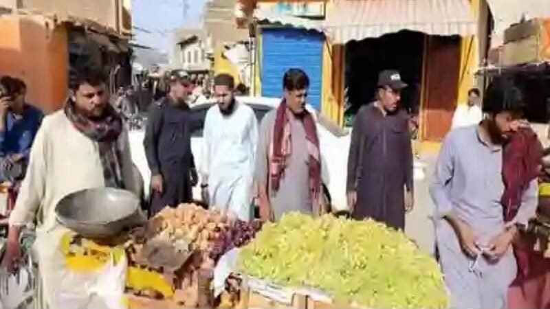 دکی بازار میں تجاوزات کے خلاف کارروائی: ریڑھیاں سڑکوں سے ہٹا کر مختص مقام پر منتقل