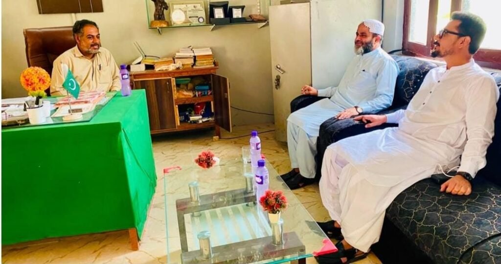 گوادر: رکن صوبائی اسمبلی مولانا ہدایت الرحمن بلوچ گورنمنٹ بوائز ہائی اسکول جدید کے دورے کے موقع پر پرنسپل طارق محمود سے تعلیمی امور پر تبادلۂ خیال کر رہے ہیں