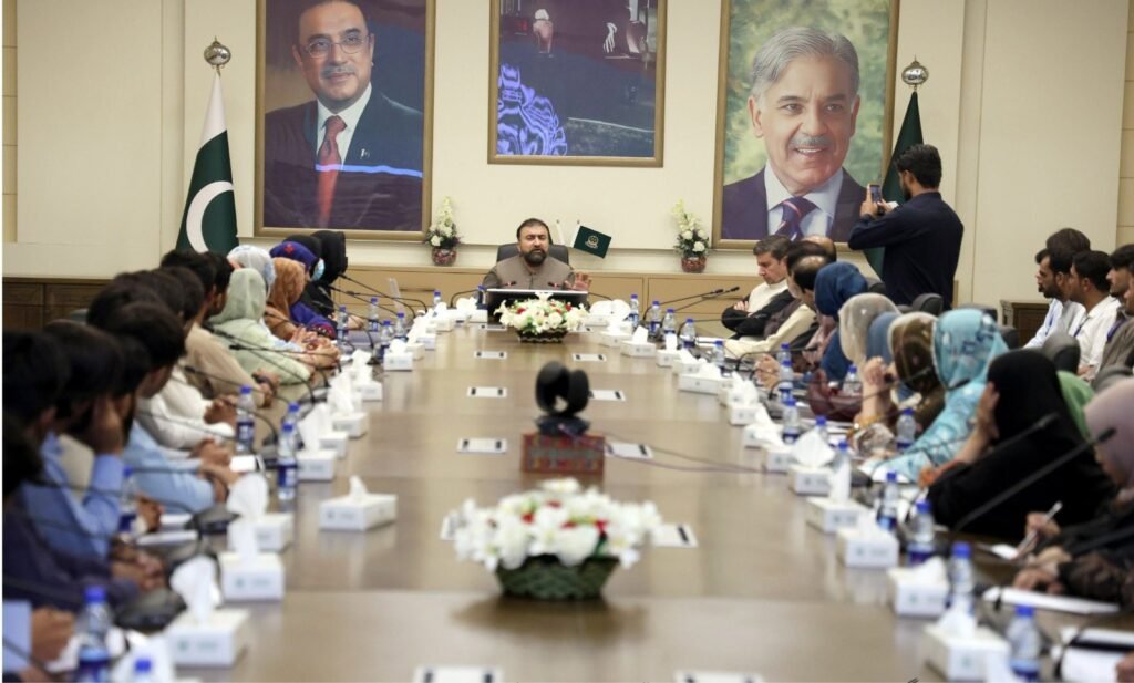 وزیر اعلیٰ بلوچستان میر سرفراز بگٹی سے ملک کی مختلف جامعات میں اعلیٰ تعلیم کے لیے اسکالرشپس پر منتخب ہونے والے طلبہ و طالبات ملاقات کر رہے ہیں