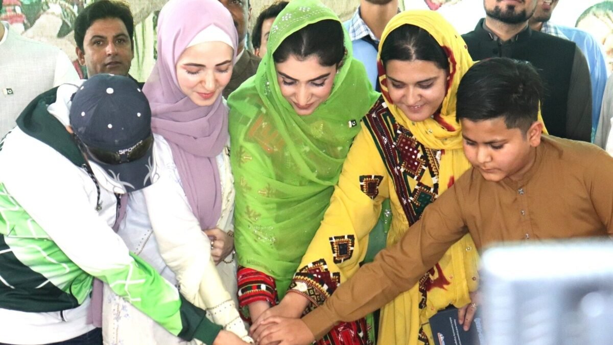 یومِ آزادی تقریری مقابلے: مشیر کھیل مینا مجید بلوچ نے کہا نوجوان قوم کا قیمتی سرمایہ ہیں، فاتحین میں انعامات تقسیم