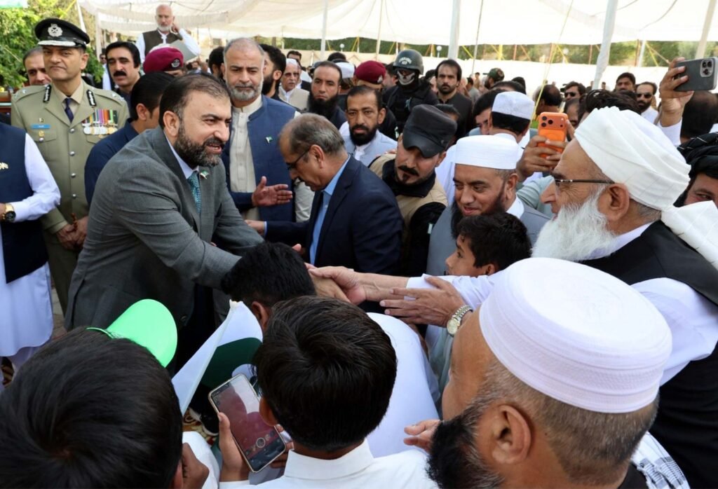 وزیر اعلیٰ بلوچستان میر سرفراز بگٹی سے بلوچستان اسمبلی میں 79ویں جشن آزادی کے موقع پر پرچم کشائی کی تقریب میں علمائے کرام مصافحہ کر رہے ہیں