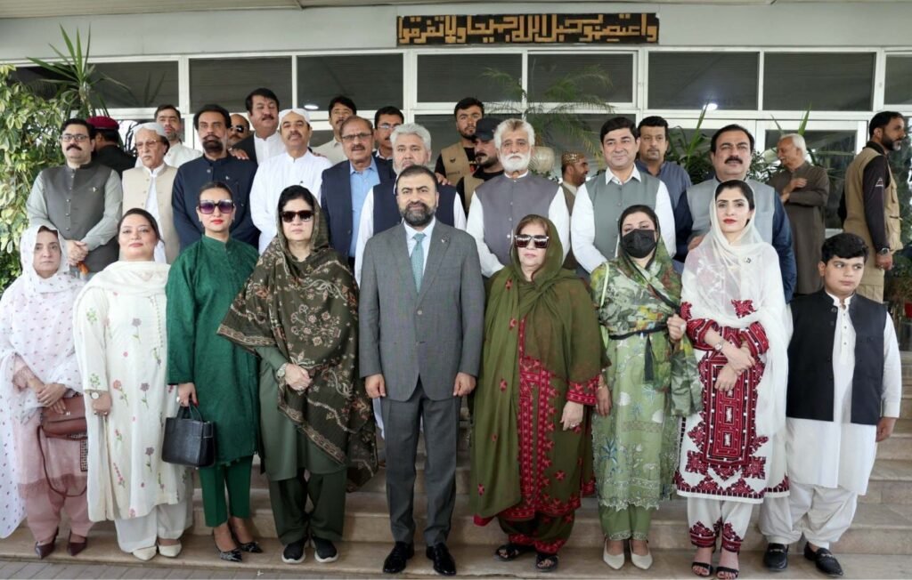 وزیر اعلیٰ بلوچستان میر سرفراز بگٹی اور قائم مقام اسپیکر صوبائی اسمبلی محترمہ غزالہ گولہ کے ہمراہ اراکین ایوان بالا و ایوان زیریں، سندھ و بلوچستان کے صوبائی وزراء اور دیگر مہمانان گرامی کا 79ویں جشن آزادی کے موقع پر پرچم کشائی کی تقریب میں لیا گیا گروپ فوٹو