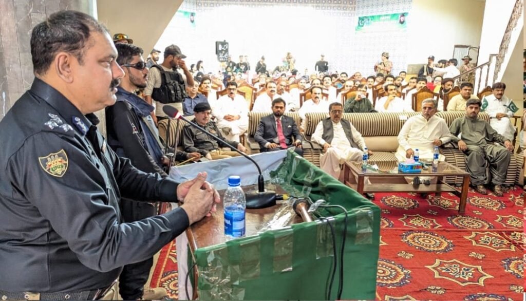 نصیرآباد: ڈی آئی جی کامران نواز جشن آزادی کے موقع پر منعقدہ تقریب سے خطاب کر رہے ہیں