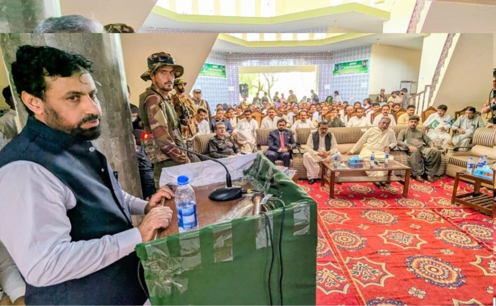 نصیرآباد: کمشنر صلاح الدین نورزئی جشن آزادی کے موقع پر منعقدہ تقریب سے خطاب کر رہے ہیں