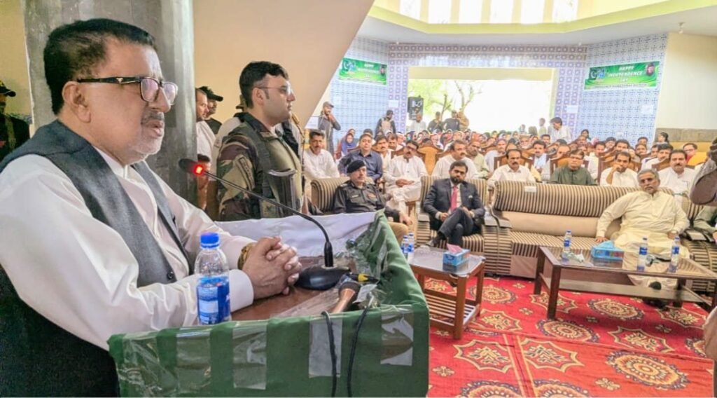 نصیرآباد: صوبائی وزیر ایریگیشن میر محمد صادق عمرانی جشن آزادی کے موقع پر منعقدہ تقریب سے خطاب کر رہے ہیں